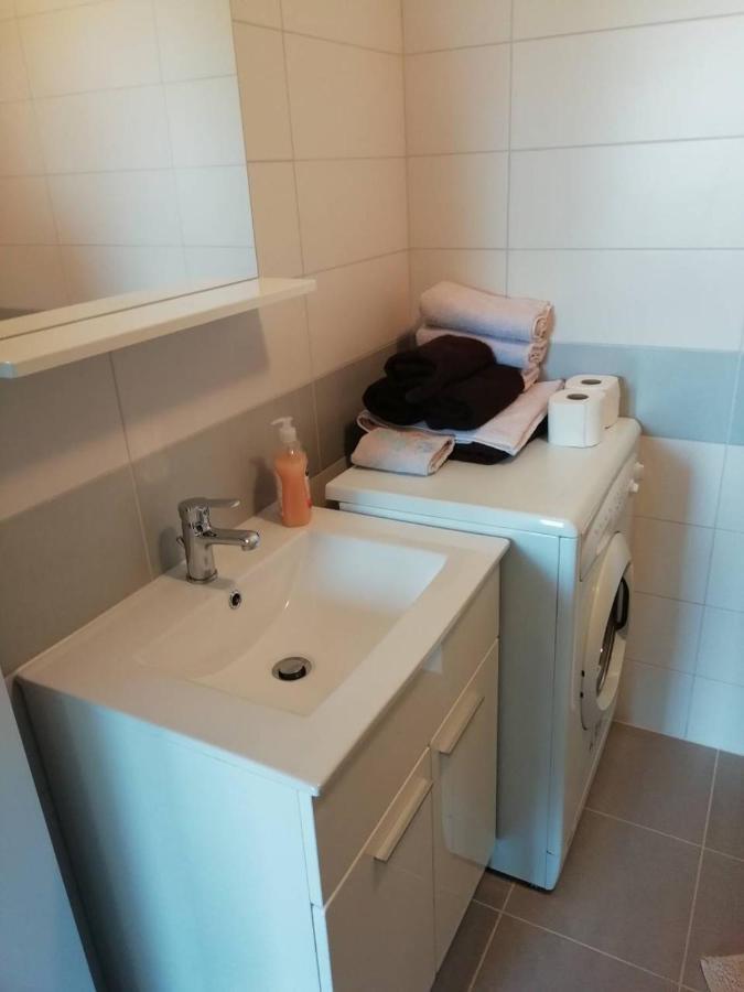 Deni09 Apartment Pomer Bagian luar foto