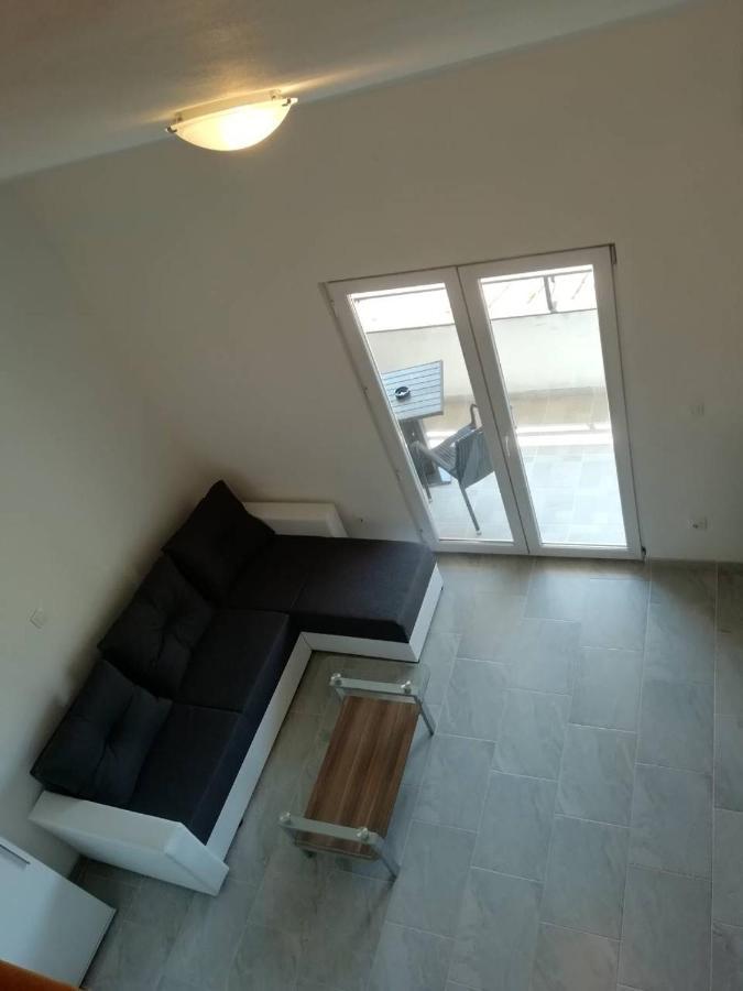Deni09 Apartment Pomer Bagian luar foto
