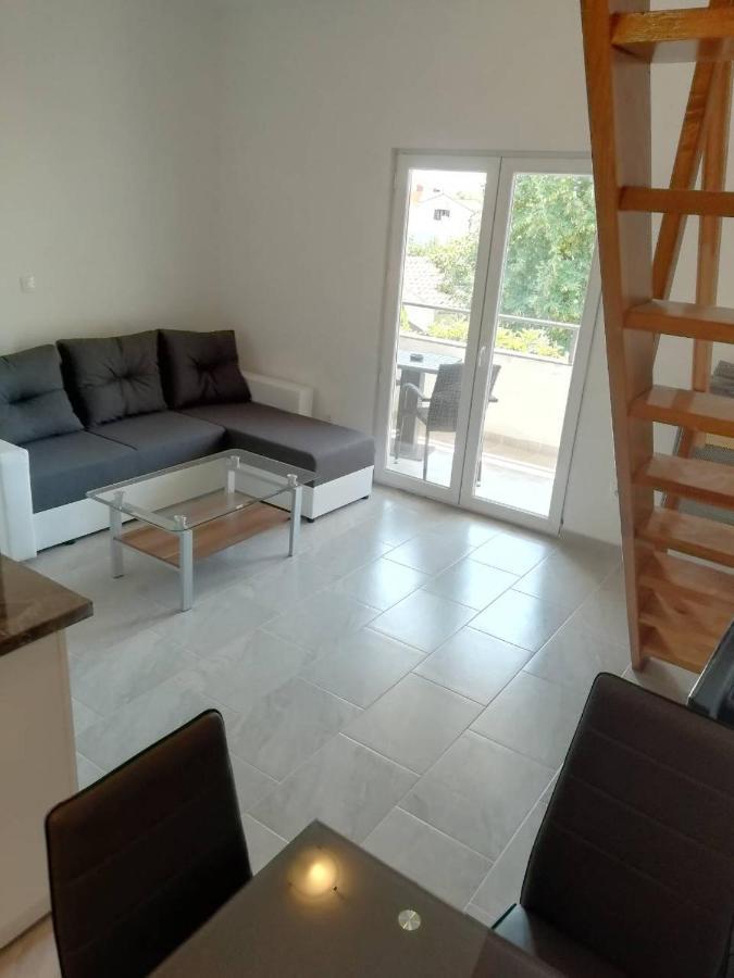 Deni09 Apartment Pomer Bagian luar foto