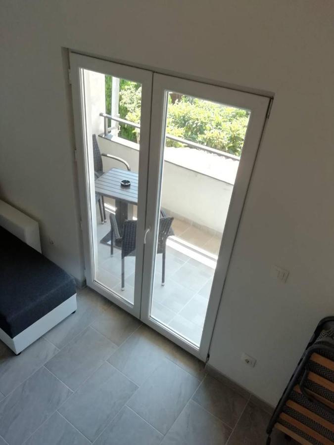 Deni09 Apartment Pomer Bagian luar foto