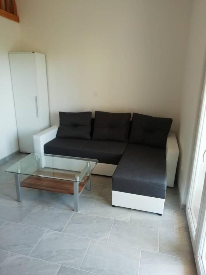 Deni09 Apartment Pomer Bagian luar foto