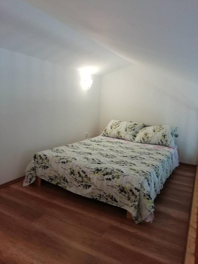 Deni09 Apartment Pomer Bagian luar foto