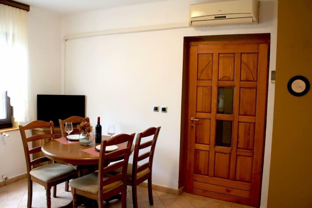 Deni09 Apartment Pomer Bagian luar foto