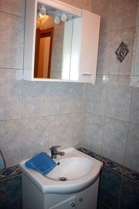 Deni09 Apartment Pomer Bagian luar foto